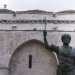 Il nostro viaggio alla scoperta del centro storico di Barletta comincia dall'inizio del trafficato corso Vittorio Emanuele, laddove svetta Eraclio. Si tratta di una statua bronzea alta quattro metri e mezzo dall'origine incerta, anche se i tratti orientaleggianti, lorecchino e lo stemma posto sulla sua corona lo "collegherebbero" allimperatore bizantino Teodosio II, vissuto nel V secolo